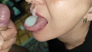 Mature Hot babe Valeri Blowjob until Filled her Mouth with Milk